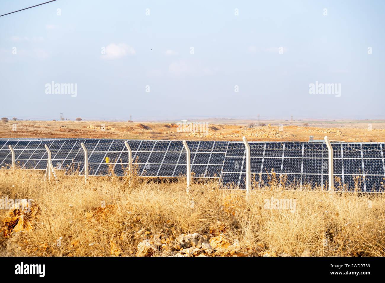 Fabbrica di pannelli solari nei campi vicino a Midyat nel sud-est della Turchia Foto Stock