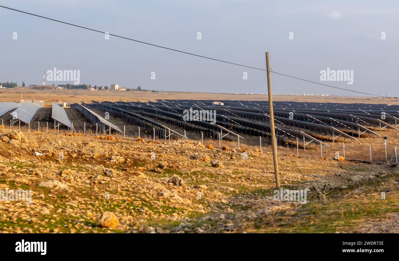 Fabbrica di pannelli solari nei campi vicino a Midyat nel sud-est della Turchia Foto Stock