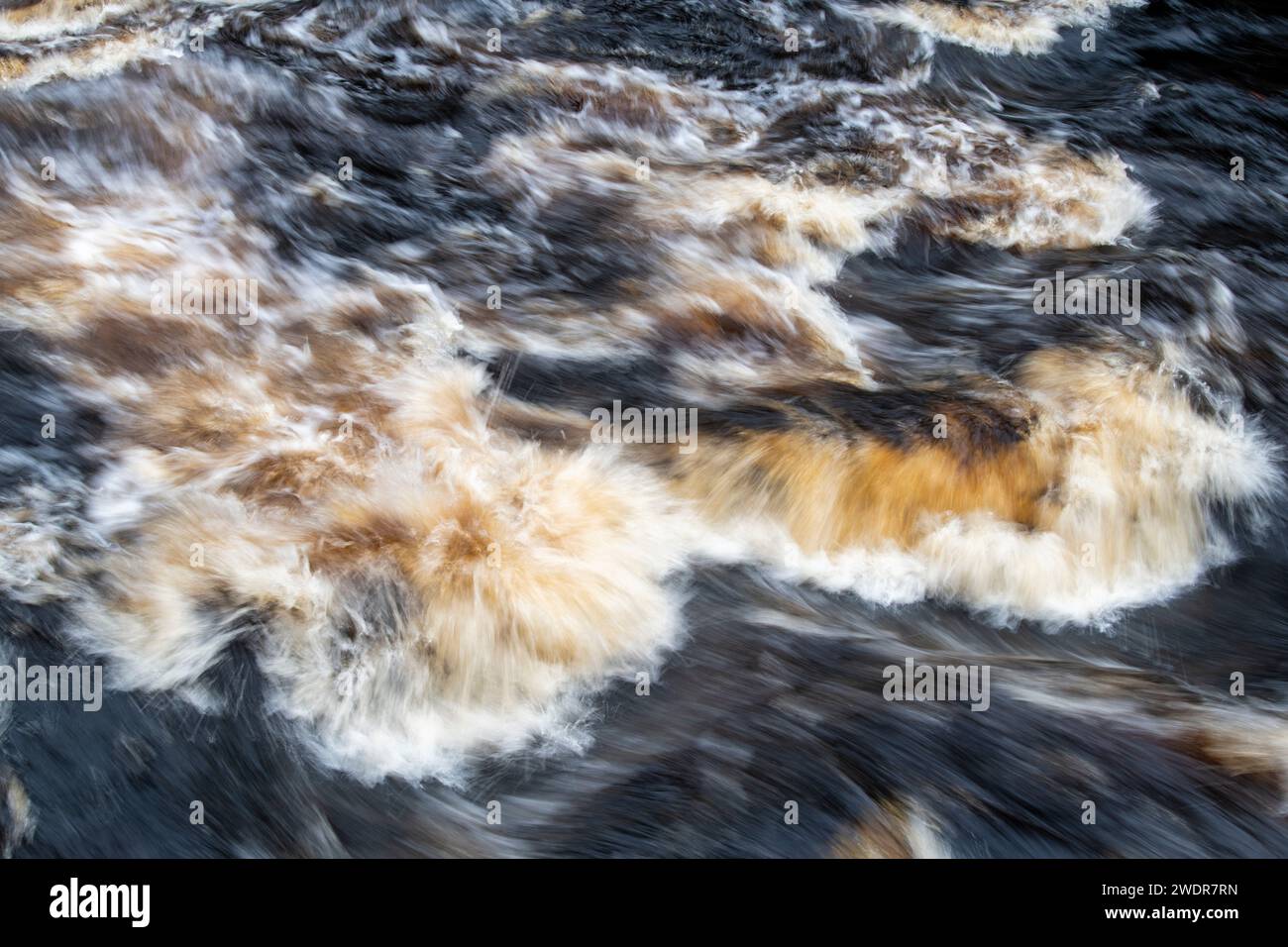 Acqua che scorre velocemente. River Findhorn, Morayshire, Scozia. Esposizione lunga astratta Foto Stock