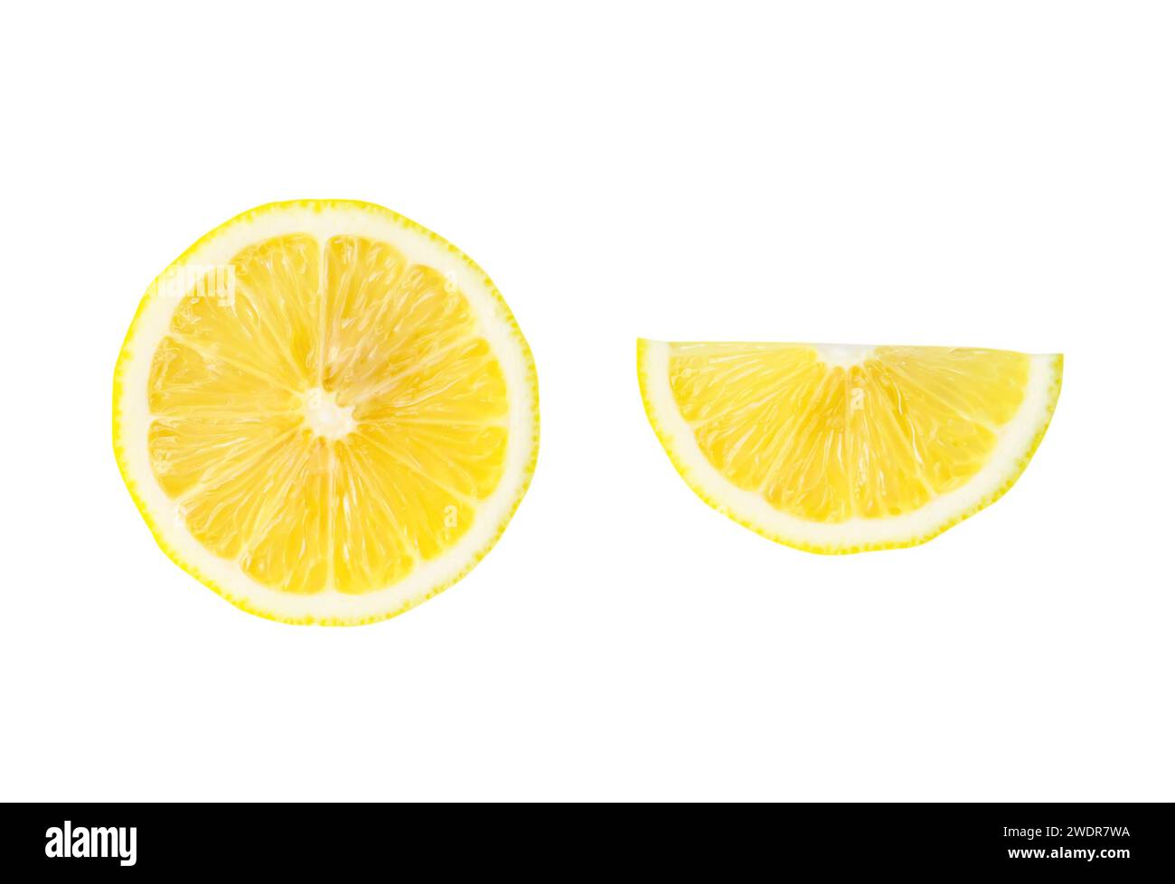 La vista dall'alto della metà e della fetta o del quarto di limone giallo sono isolate su sfondo bianco con percorso di ritaglio. Foto Stock