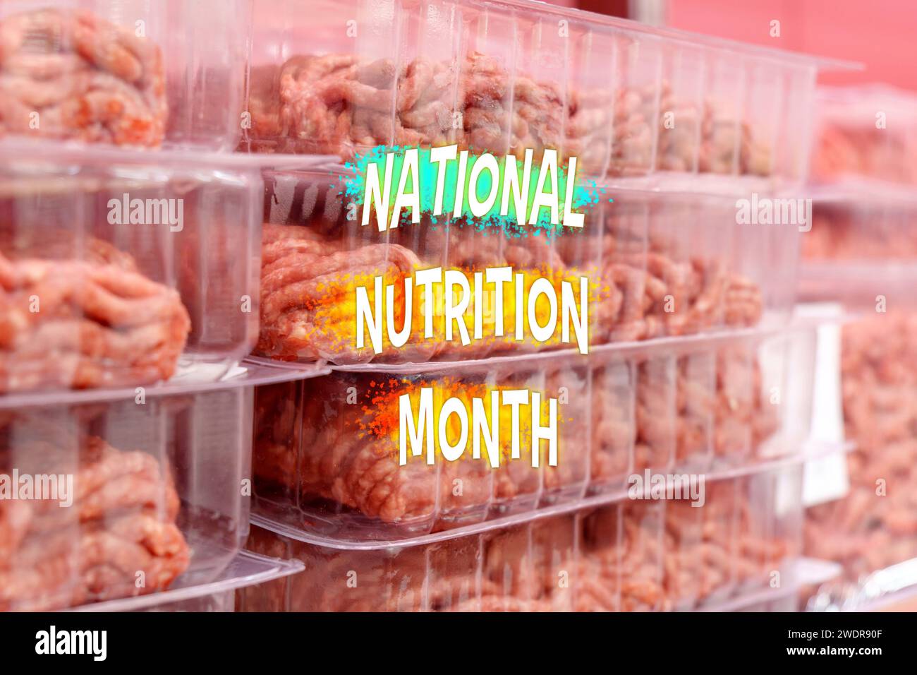 Testo del mese nazionale della nutrizione su una serie di contenitori per snack organizzati in modo ordinato presso un mercato alimentare. Foto Stock