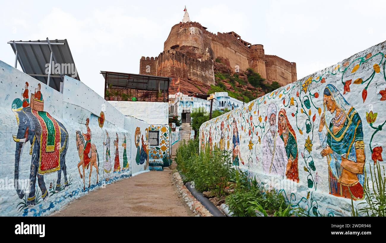 Dipinti della vita del Rajasthan sulle pareti del forte di Mehrangarh, Jodhpur, Rajasthan, India. Foto Stock
