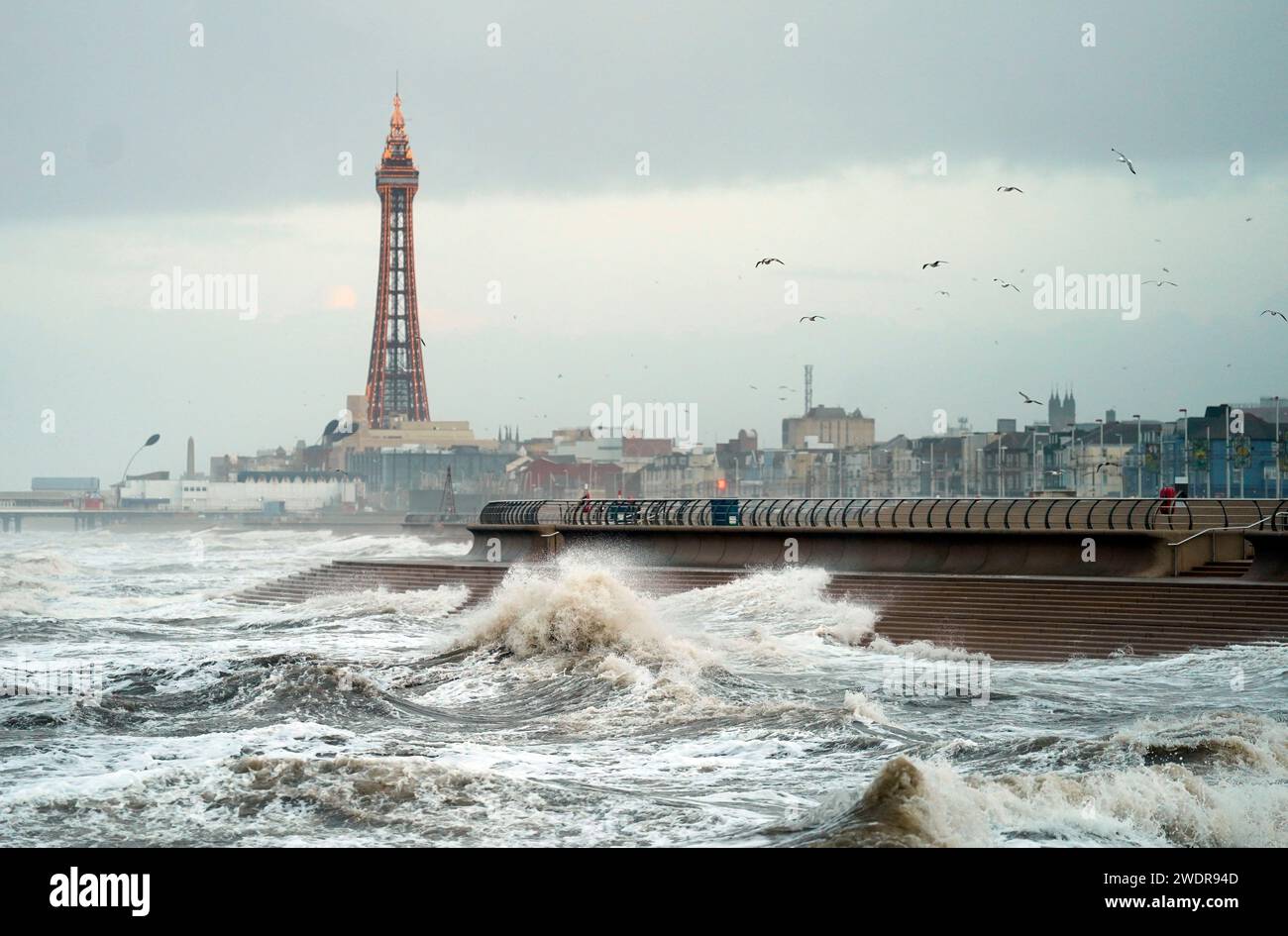 Grandi onde a Blackpool. Migliaia di persone sono rimaste senza energia elettrica mentre Storm Isha ha causato disagi alle reti elettriche e di trasporto in tutto il Regno Unito. Data immagine: Lunedì 22 gennaio 2024. Foto Stock