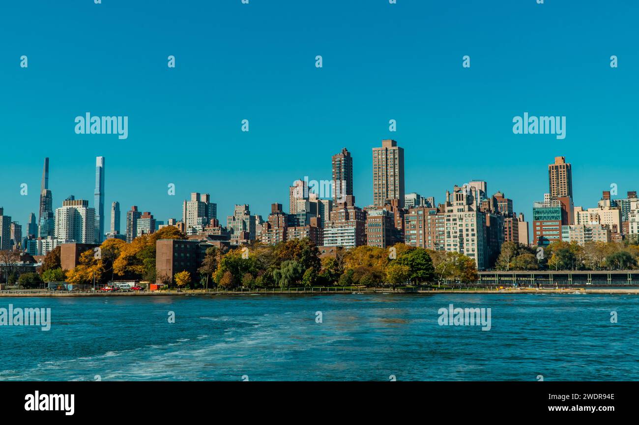 Vista panoramica di Manhattan vista dall'East River Foto Stock