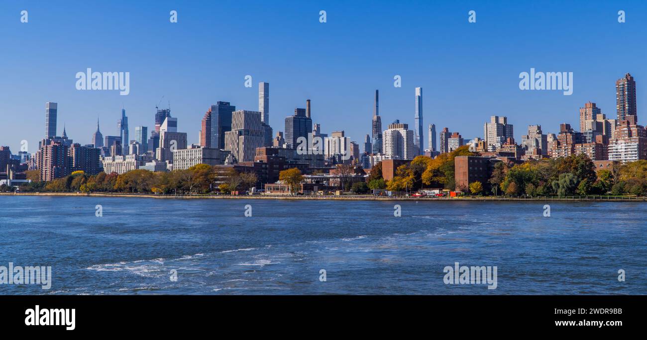 Vista panoramica di Manhattan vista dall'East River Foto Stock