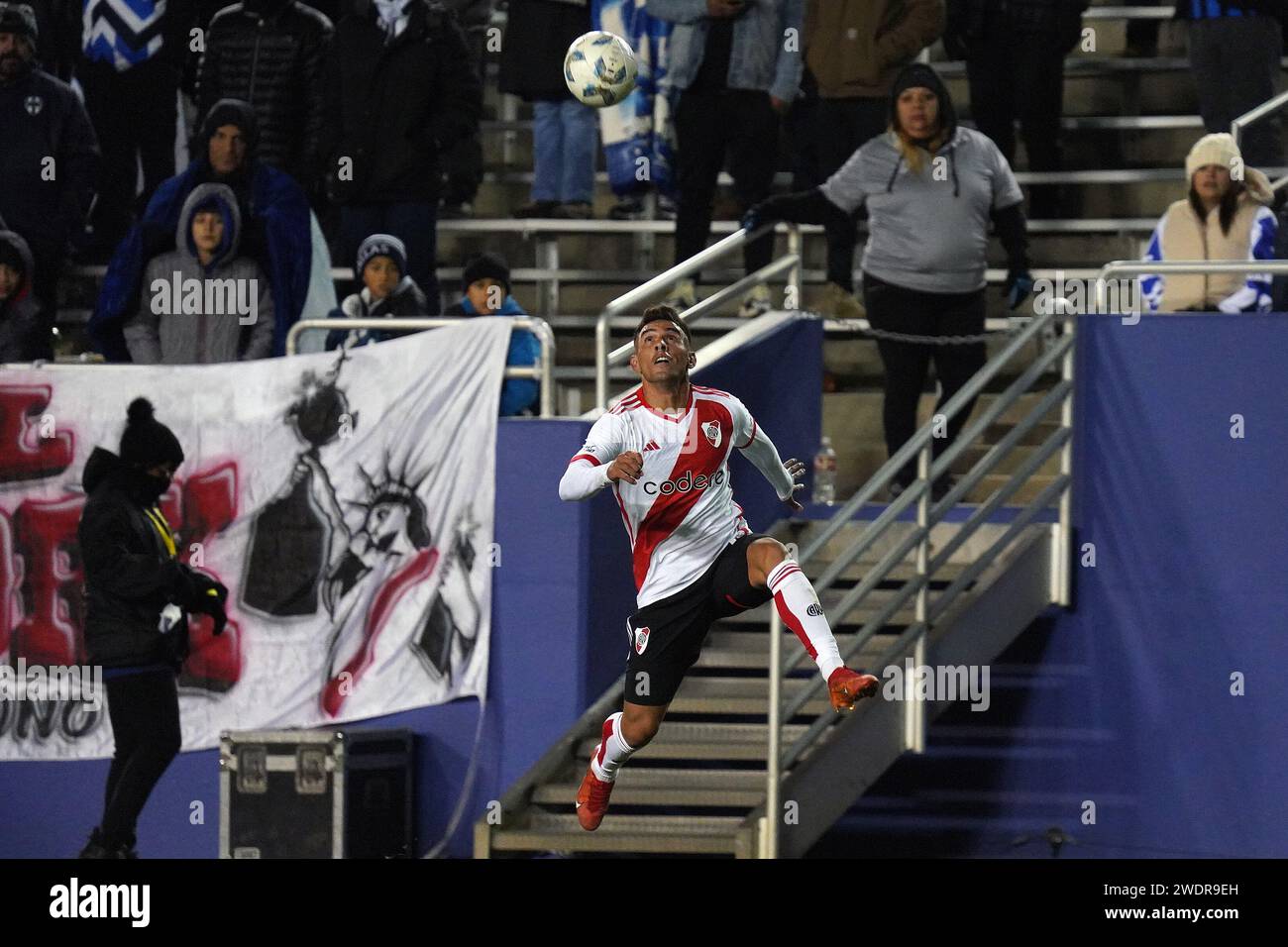 Non esclusiva: 17 gennaio 2024, Dallas, Texas, USA: Il difensore del River Plate Enzo Diaz ferma la palla a mezz'aria durante l'amichevole partita di calcio internazionale Foto Stock