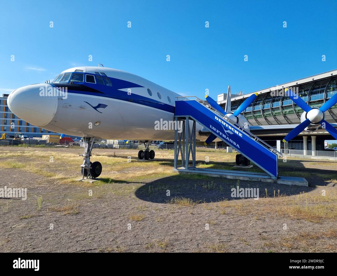 Aereo d'epoca il-18 passeggeri all'aeroporto di Lipsia. 14 settembre 2023 Lipsia Germania Foto Stock