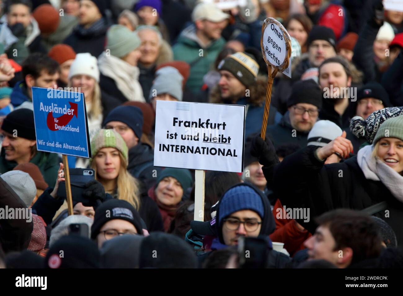 Kundgebung gegen die AfD und Rechtsextremismus - GER, Germania, Deutschland, Francoforte sul meno, 20.01.2024 - Francoforte sul meno: über vierzigtausend Menschen protestieren vor dem Frankfurter Römer, dem Paulsplatz, vom Mainkai bis zum Liebfrauenberg gegen die AfD und Rechtsextremismus. Mehr als 60 Gruppierungen und Organisationen, Darunter der Deutsche Gewerkschaftsbund, Greenpeace und Caritas haben zur Teilnahme an der Kundgebung aufgerufen, Die von der Klimagerechtigkeitsgruppe Koalakollektiv unter dem motto Demokratie verteien - Frankfurt gegen AfD und Rechtsrudigwangemeldet. Nach der Foto Stock