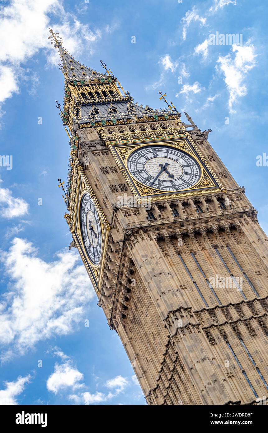 Orologio Big Ben nel cielo blu colorato, punto di riferimento di Londra, Regno Unito Foto Stock