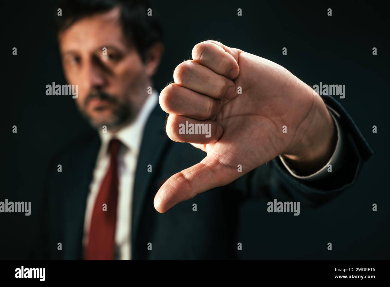 Concetto antipatico, politico che gestiva il pollice verso il basso, uomo insoddisfatto che mostra emozioni negative, messa a fuoco selettiva Foto Stock