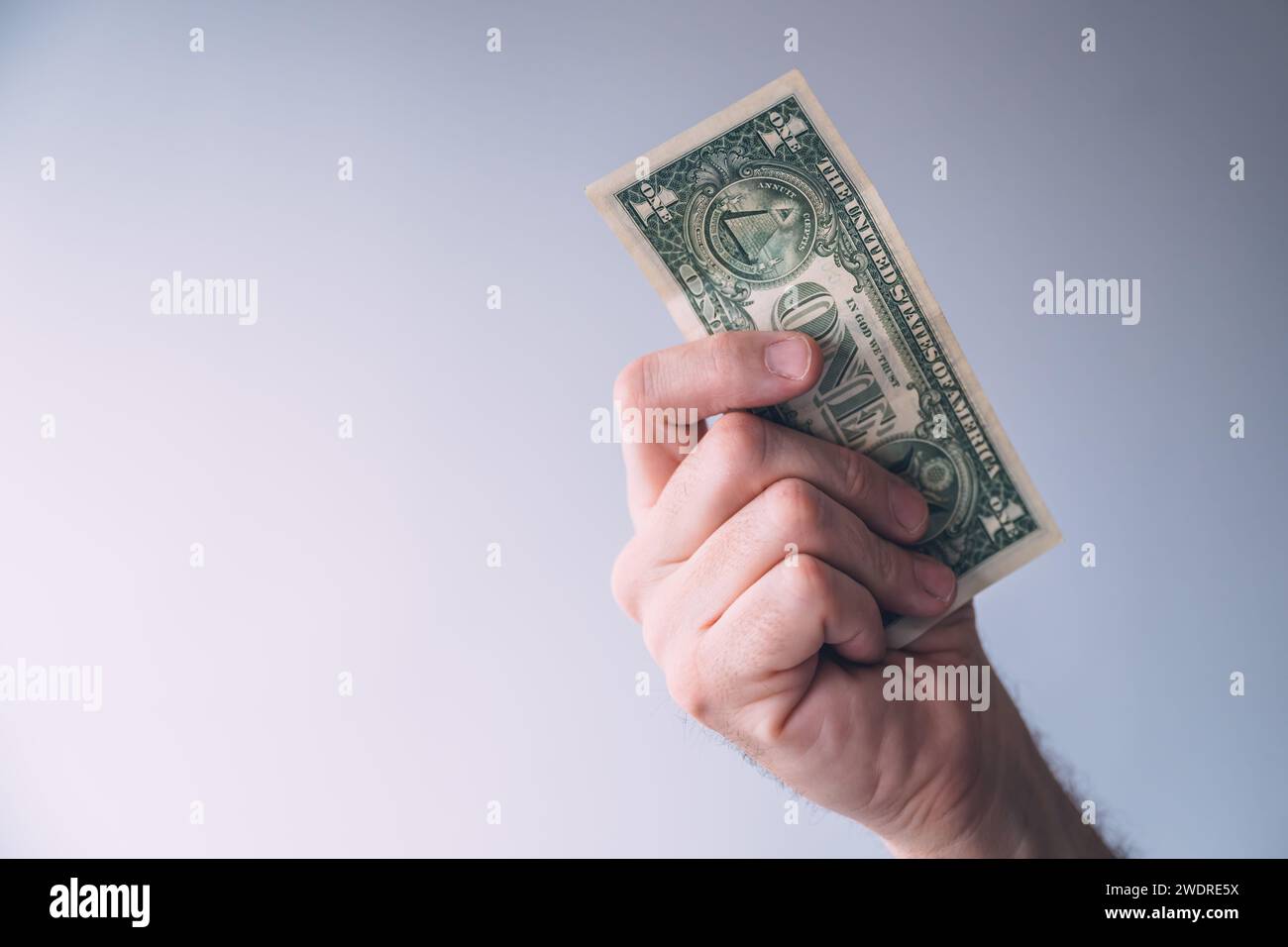 Mano maschile con un dollaro, uomo con banconota in valuta USA, attenzione selettiva Foto Stock