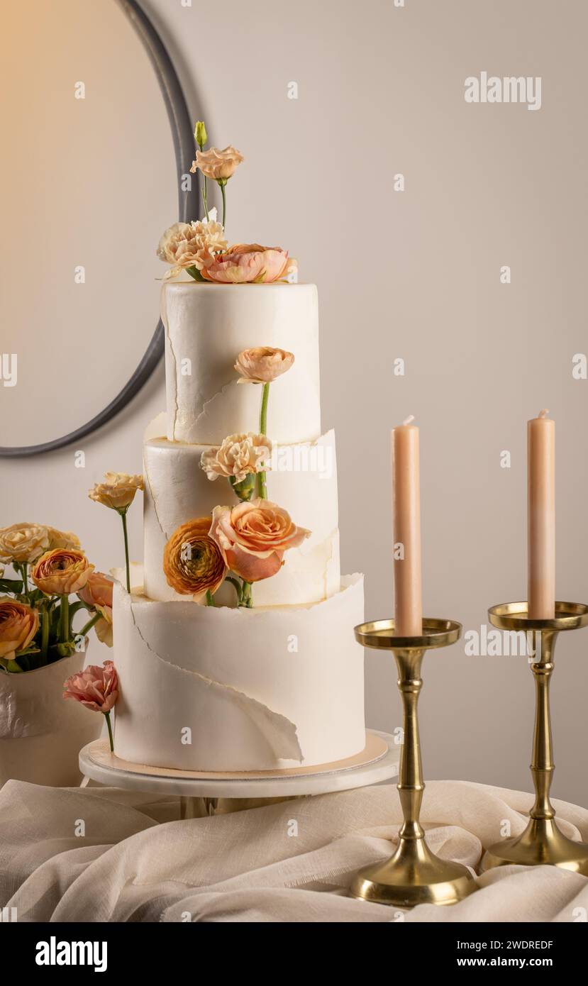 Torta elegante per matrimoni con fiori di colore pesco fuzz Foto Stock
