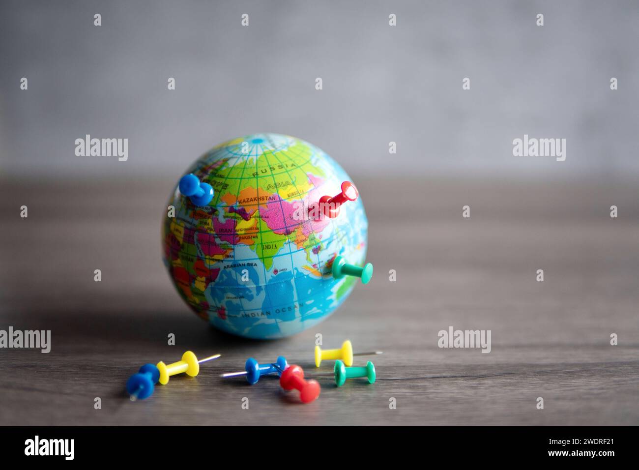 Immagine ravvicinata di spille colorate sul globo mondiale. Destinazione di viaggio, pianificazione del concetto di vacanza. Foto Stock