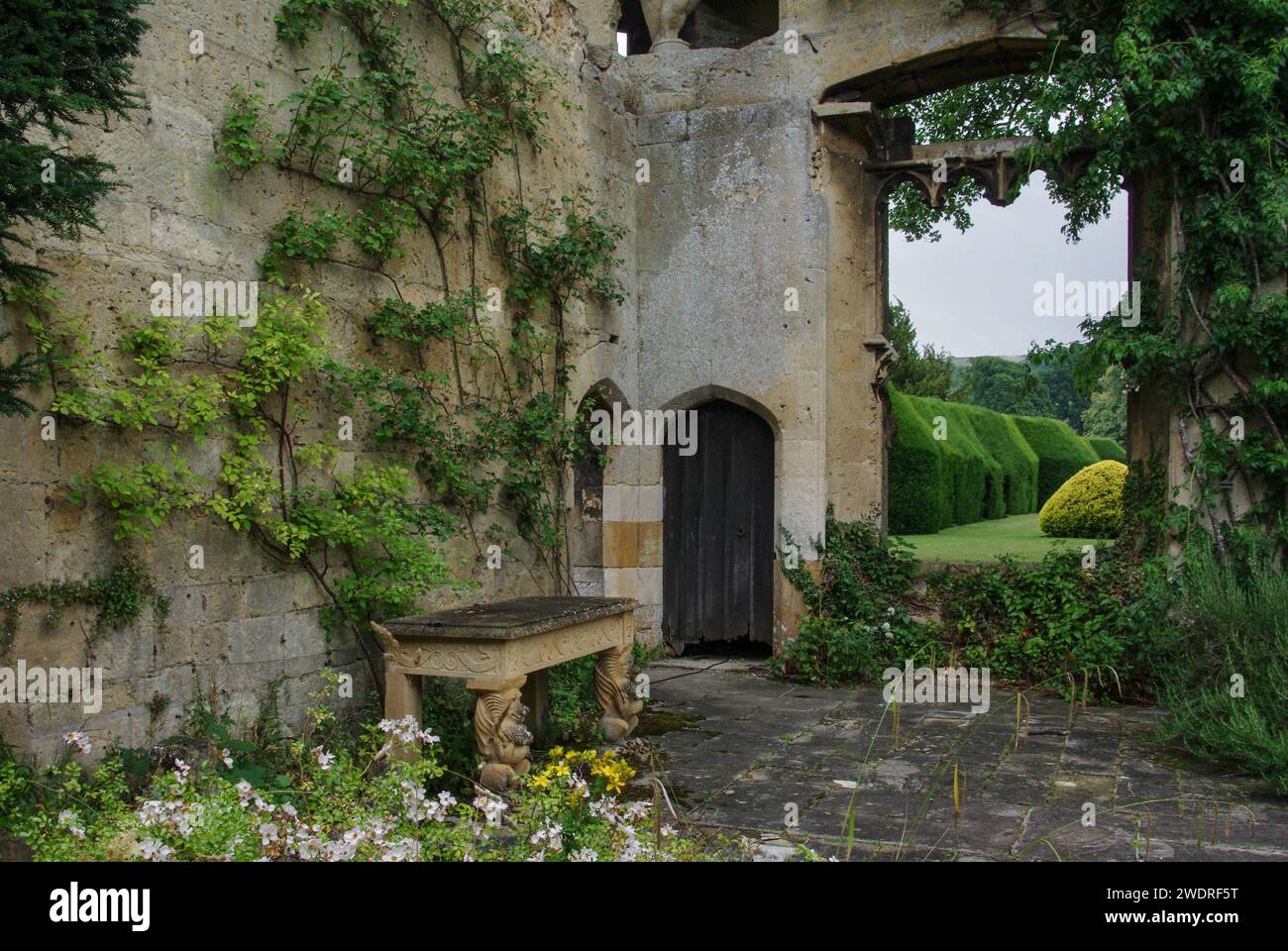 Sudeley Castle and Gardens, Winchcombe, Gloucestershire, Regno Unito; vista sui giardini da un cortile aperto Foto Stock