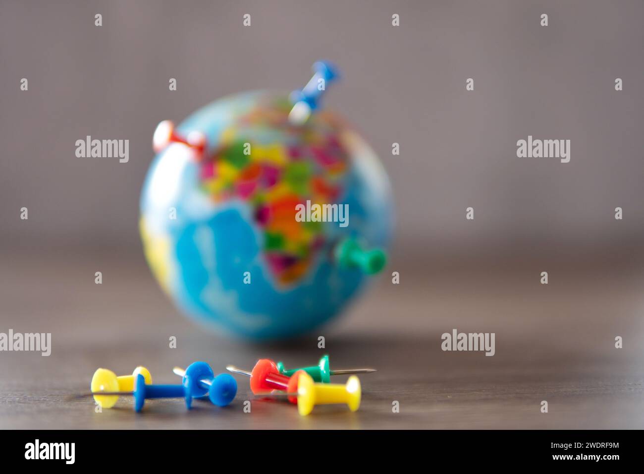 Immagine ravvicinata di spille colorate sul globo mondiale. Destinazione di viaggio, pianificazione del concetto di vacanza. Foto Stock