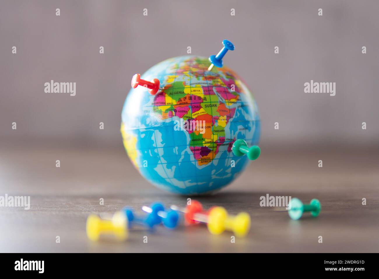 Immagine ravvicinata di spille colorate sul globo mondiale. Destinazione di viaggio, pianificazione del concetto di vacanza. Foto Stock