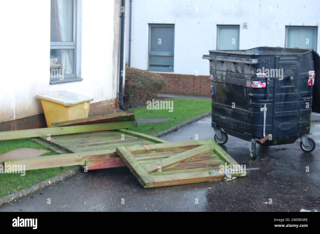 Un rifugio a Muirhouse, Edimburgo, ha danneggiato il vento dopo che la tempesta Isha ha fatto saltare in aria la zona durante la notte. Data immagine: Lunedì 22 gennaio 2024. Foto Stock