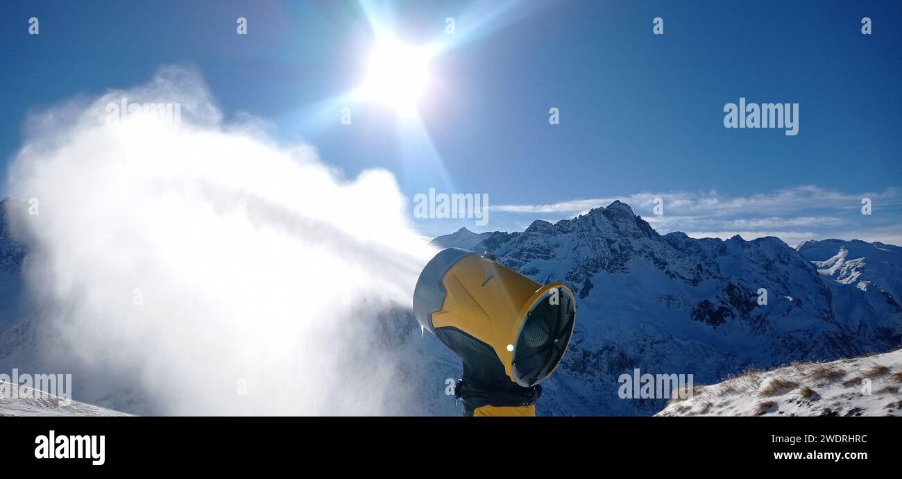 Cannone da neve in funzione sulle piste da sci del Tonale Foto Stock