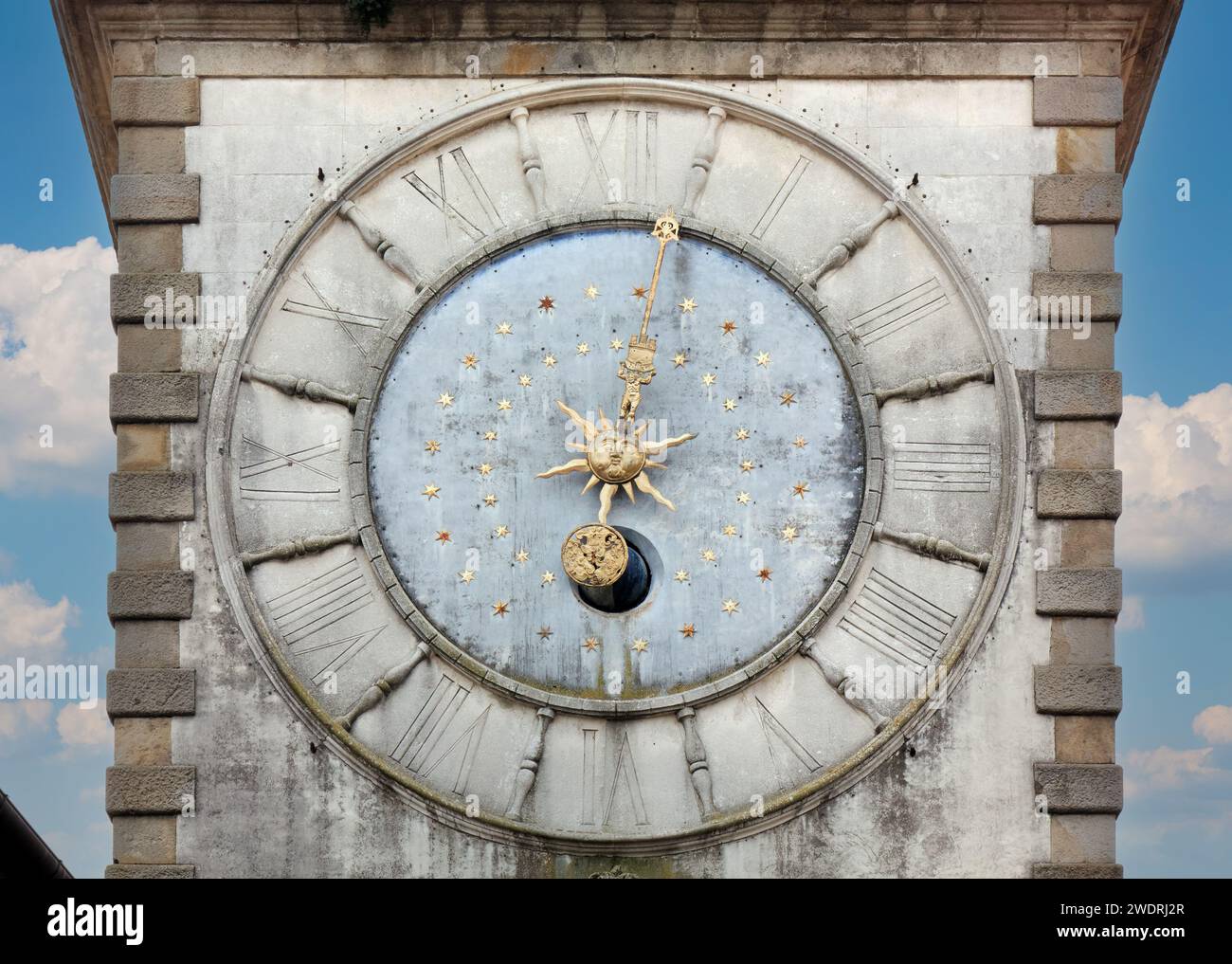 Primo piano dell'orologio astronomico della Torre Civica di porta Vecchia a Este, Italia, risalente al XVII secolo Foto Stock
