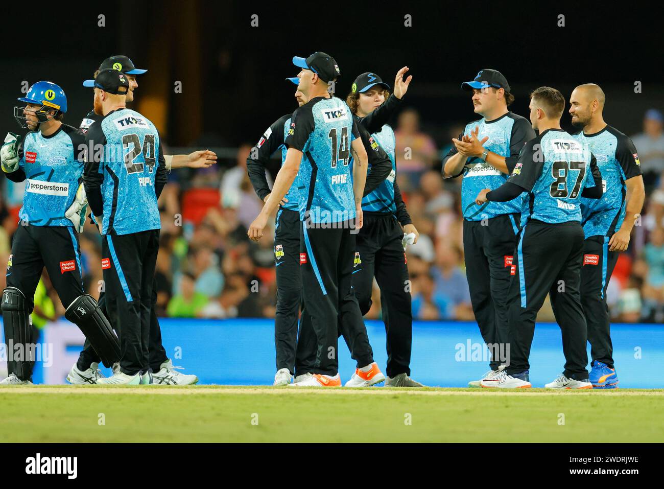 Gold Coast, Australia. 22 gennaio 2024. Max Bryant (17 Brisbane Heat) catturato da Matt Short e buttato fuori da Cameron Boyce per 9 punti durante la partita della Big Bash League tra Brisbane Heat e Adelaide Strikers all'Heritage Bank Stadium. Credito: Matthew Starling / Alamy Live News Foto Stock