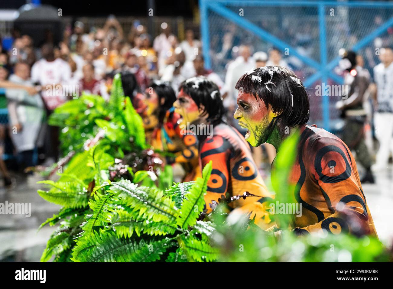 Rio De Janeiro, Brasile. 21 gennaio 2024. Gli artisti partecipano a una prova di sfilata di carnevale a Rio de Janeiro, Brasile, 21 gennaio 2024. Crediti: Wang Tiancong/Xinhua/Alamy Live News Foto Stock