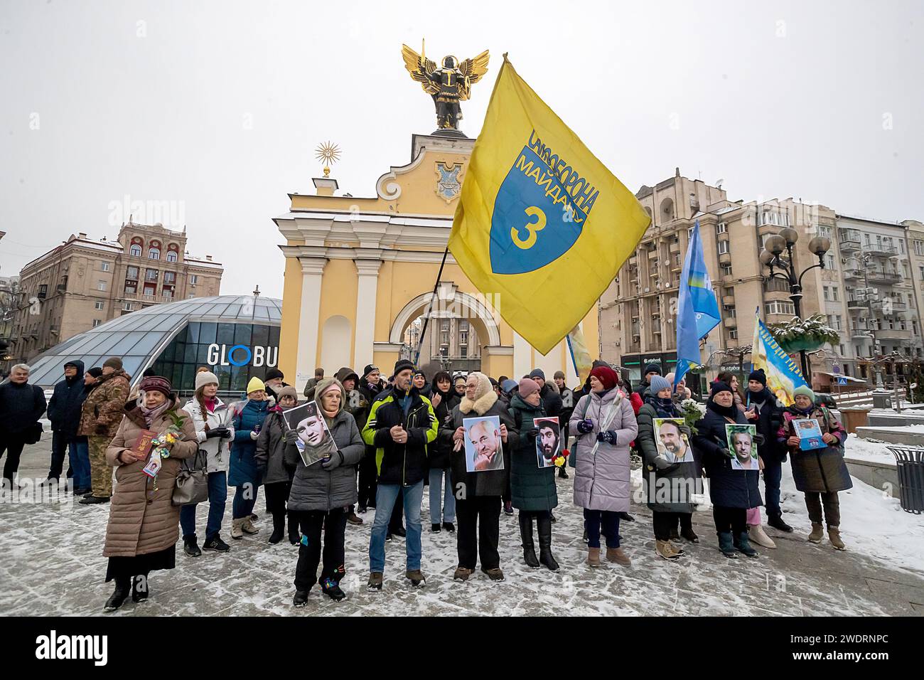 Non esclusiva: KIEV, UCRAINA - 21 GENNAIO 2024 - si riuniscono i partecipanti alla processione in memoria dei primi cento Eroi celesti morti Foto Stock