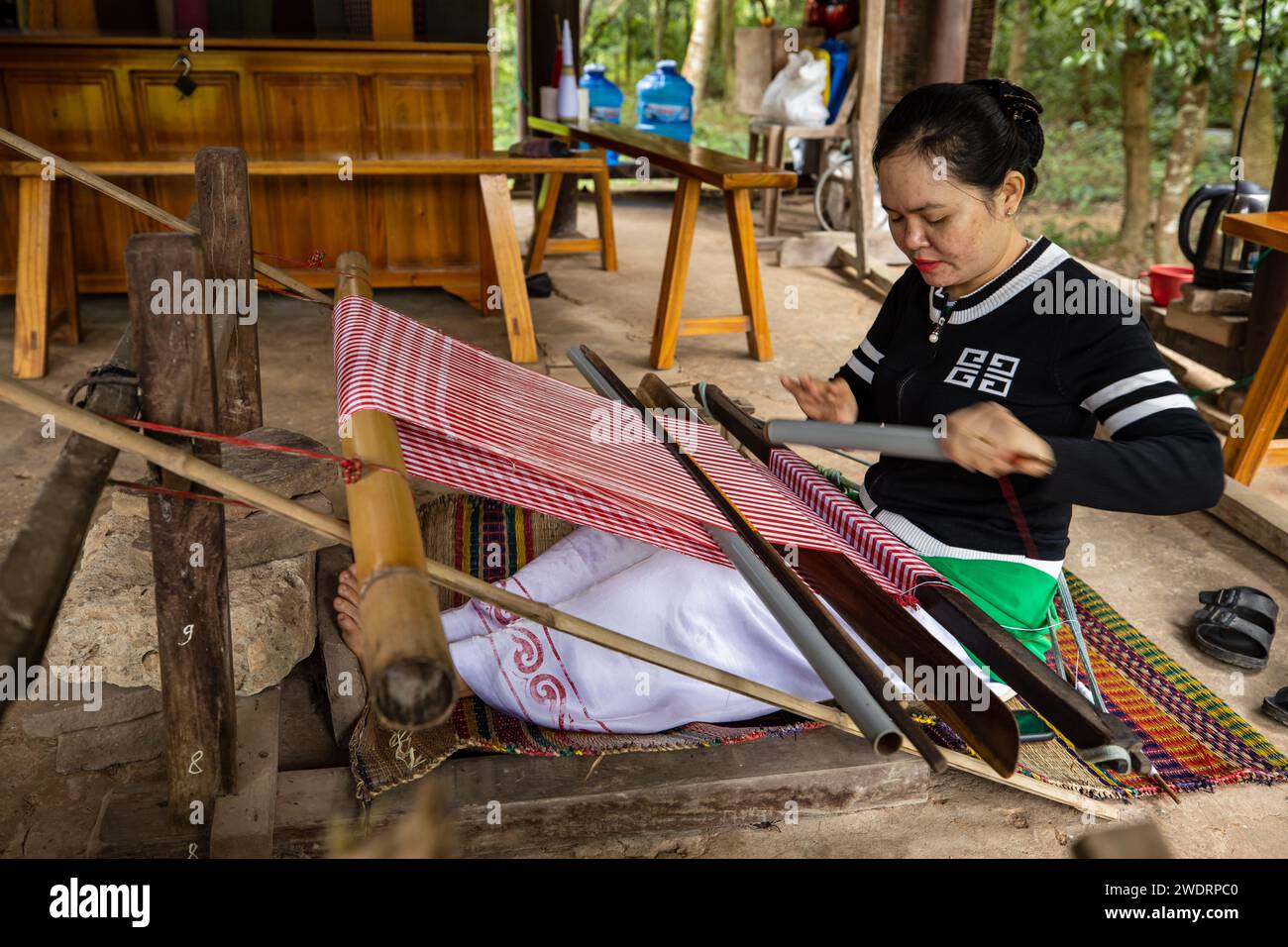 Donna del Vietnam a tessere al telaio Foto Stock