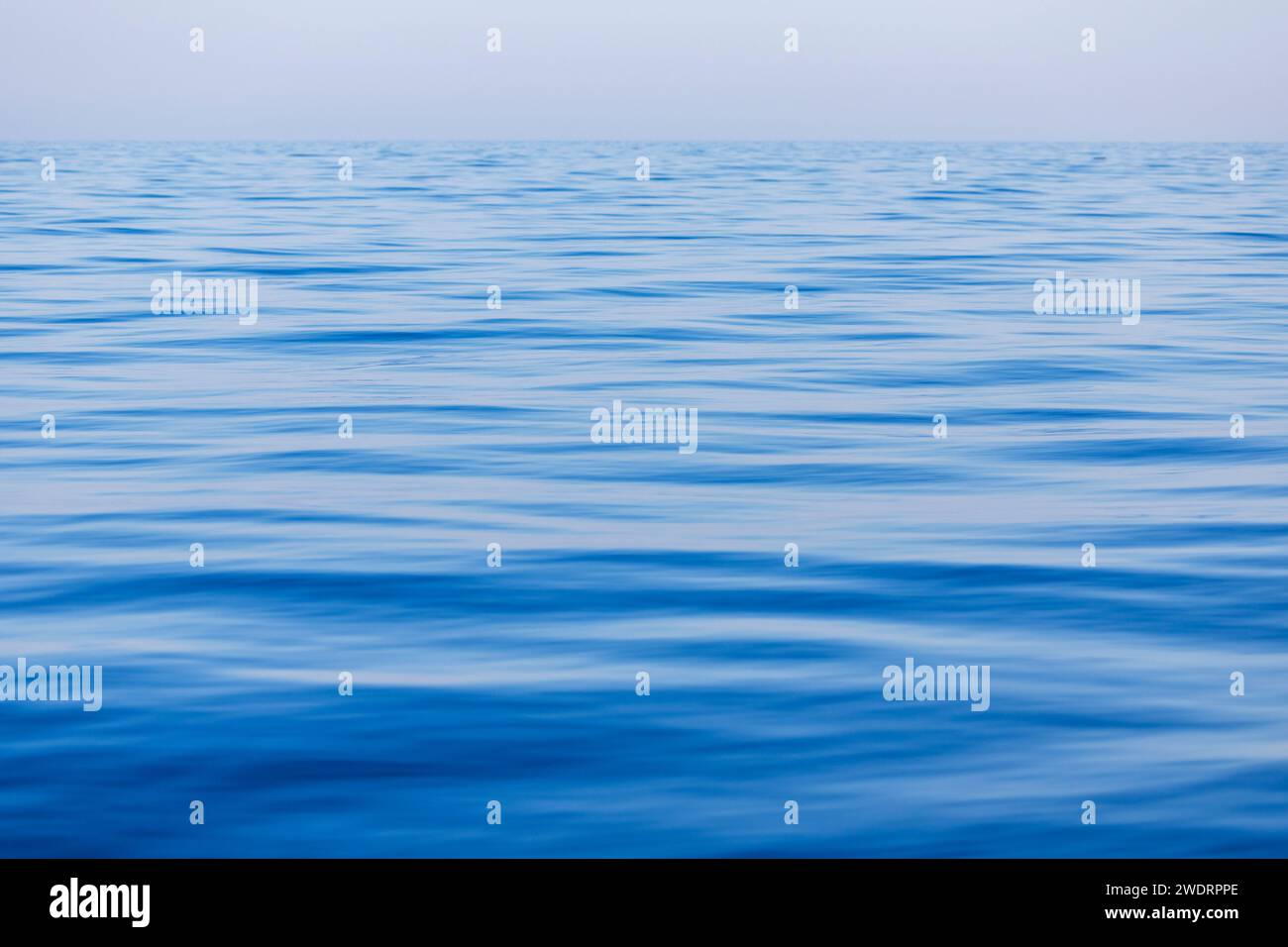 Le calme acque del Mar Mediterraneo, la mattina presto Foto Stock