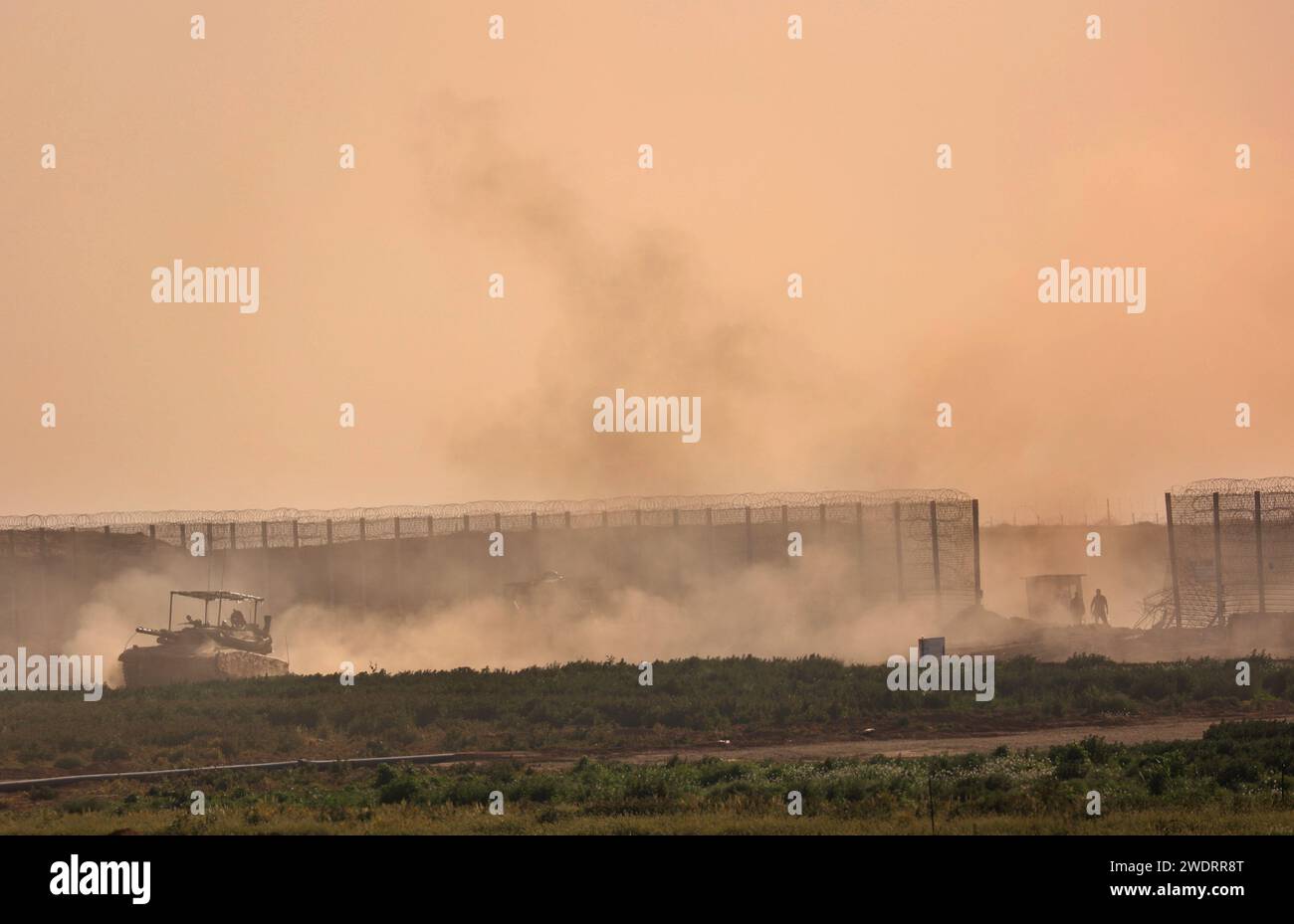 Confine con Israele a Gaza. 22 gennaio 2024. Le truppe israeliane sono viste vicino al confine con la Striscia di Gaza, nel sud di Israele, 21 gennaio 2024. Domenica il primo ministro israeliano Benjamin Netanyahu ha respinto la proposta di un accordo di cessate il fuoco, secondo quanto riferito, avanzato dal Qatar, dagli Stati Uniti e dall'Egitto, mentre l'esercito israeliano ha continuato a sterminare l'enclave palestinese. Crediti: Gil Cohen Magen/Xinhua/Alamy Live News Foto Stock