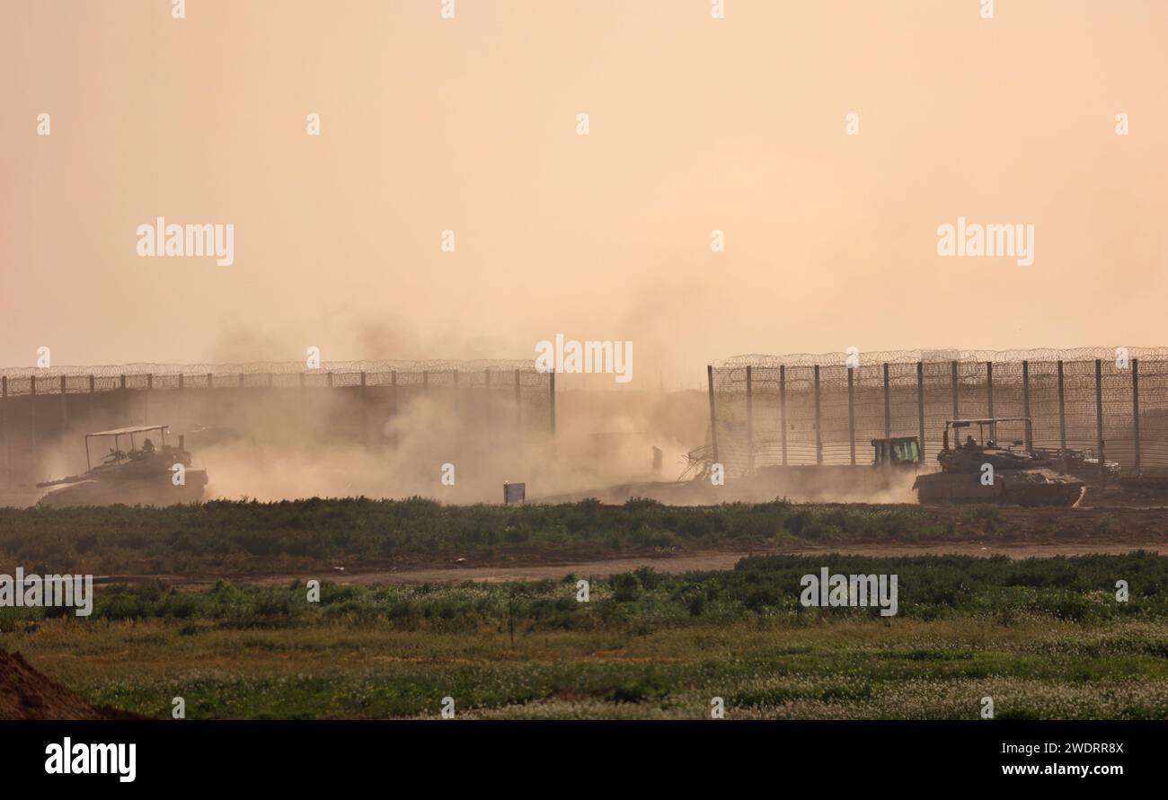 Confine con Israele a Gaza. 22 gennaio 2024. Le truppe israeliane sono viste vicino al confine con la Striscia di Gaza, nel sud di Israele, 21 gennaio 2024. Domenica il primo ministro israeliano Benjamin Netanyahu ha respinto la proposta di un accordo di cessate il fuoco, secondo quanto riferito, avanzato dal Qatar, dagli Stati Uniti e dall'Egitto, mentre l'esercito israeliano ha continuato a sterminare l'enclave palestinese. Crediti: Gil Cohen Magen/Xinhua/Alamy Live News Foto Stock