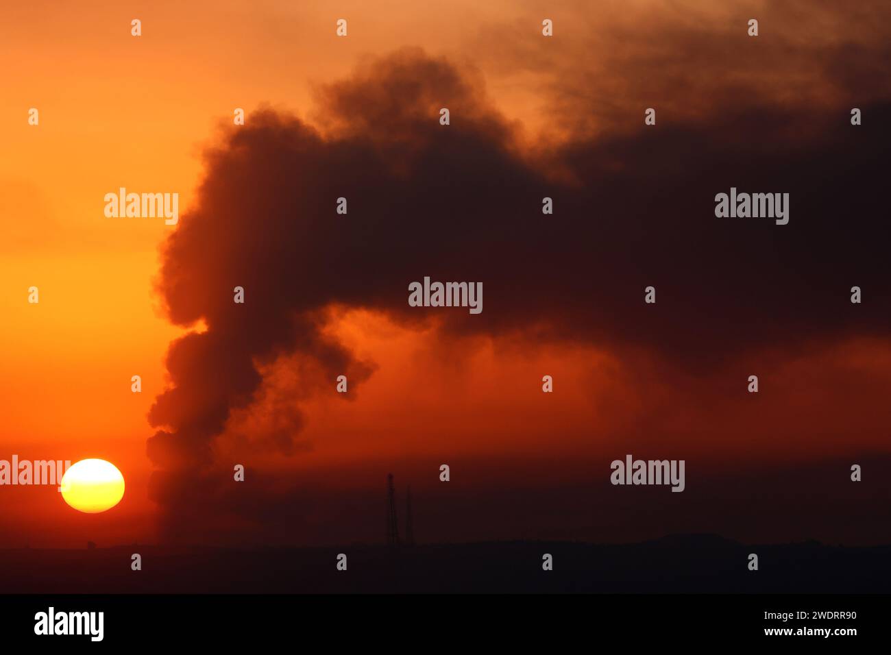 Confine con Israele a Gaza. 22 gennaio 2024. Il fumo sale dagli edifici danneggiati nella Striscia di Gaza come visto dal sud di Israele, il 21 gennaio 2024. Domenica il primo ministro israeliano Benjamin Netanyahu ha respinto la proposta di un accordo di cessate il fuoco, secondo quanto riferito, avanzato dal Qatar, dagli Stati Uniti e dall'Egitto, mentre l'esercito israeliano ha continuato a sterminare l'enclave palestinese. Crediti: Gil Cohen Magen/Xinhua/Alamy Live News Foto Stock