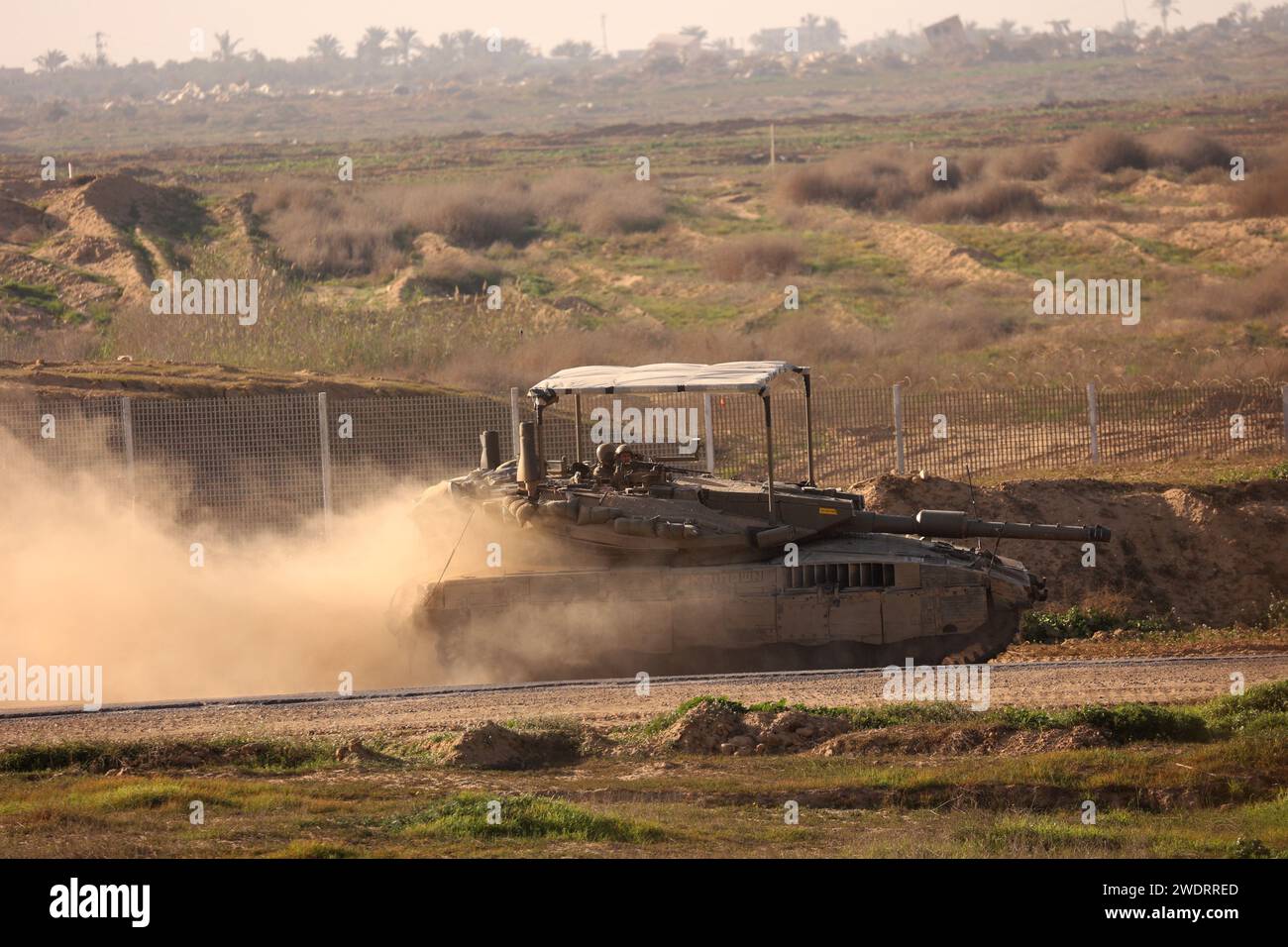 Confine con Israele a Gaza. 22 gennaio 2024. Le truppe israeliane sono viste vicino al confine con la Striscia di Gaza, nel sud di Israele, 21 gennaio 2024. Domenica il primo ministro israeliano Benjamin Netanyahu ha respinto la proposta di un accordo di cessate il fuoco, secondo quanto riferito, avanzato dal Qatar, dagli Stati Uniti e dall'Egitto, mentre l'esercito israeliano ha continuato a sterminare l'enclave palestinese. Crediti: Gil Cohen Magen/Xinhua/Alamy Live News Foto Stock