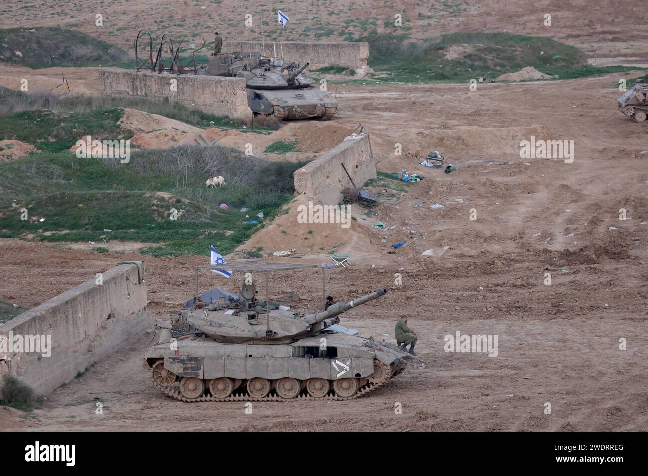 Confine con Israele a Gaza. 22 gennaio 2024. Le truppe israeliane sono viste vicino al confine con la Striscia di Gaza, nel sud di Israele, 21 gennaio 2024. Domenica il primo ministro israeliano Benjamin Netanyahu ha respinto la proposta di un accordo di cessate il fuoco, secondo quanto riferito, avanzato dal Qatar, dagli Stati Uniti e dall'Egitto, mentre l'esercito israeliano ha continuato a sterminare l'enclave palestinese. Crediti: Gil Cohen Magen/Xinhua/Alamy Live News Foto Stock