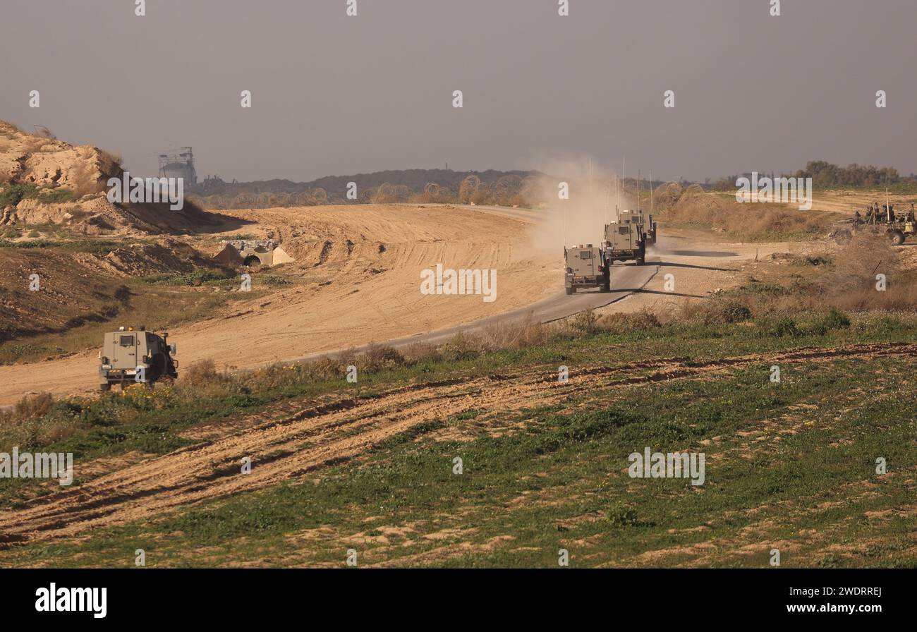 Confine con Israele a Gaza. 22 gennaio 2024. Le truppe israeliane sono viste vicino al confine con la Striscia di Gaza, nel sud di Israele, 21 gennaio 2024. Domenica il primo ministro israeliano Benjamin Netanyahu ha respinto la proposta di un accordo di cessate il fuoco, secondo quanto riferito, avanzato dal Qatar, dagli Stati Uniti e dall'Egitto, mentre l'esercito israeliano ha continuato a sterminare l'enclave palestinese. Crediti: Gil Cohen Magen/Xinhua/Alamy Live News Foto Stock