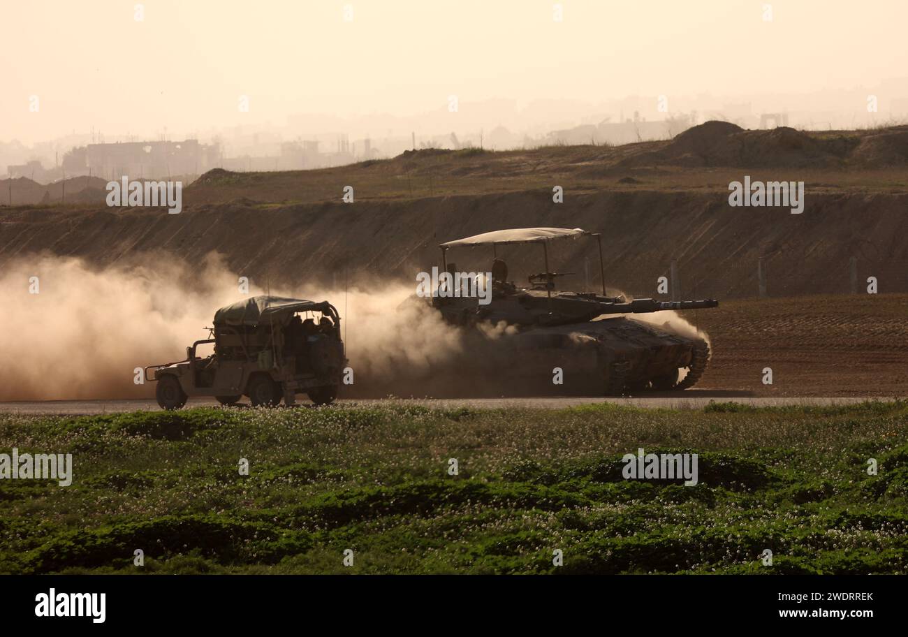 Confine con Israele a Gaza. 22 gennaio 2024. Le truppe israeliane sono viste vicino al confine con la Striscia di Gaza, nel sud di Israele, 21 gennaio 2024. Domenica il primo ministro israeliano Benjamin Netanyahu ha respinto la proposta di un accordo di cessate il fuoco, secondo quanto riferito, avanzato dal Qatar, dagli Stati Uniti e dall'Egitto, mentre l'esercito israeliano ha continuato a sterminare l'enclave palestinese. Crediti: Gil Cohen Magen/Xinhua/Alamy Live News Foto Stock