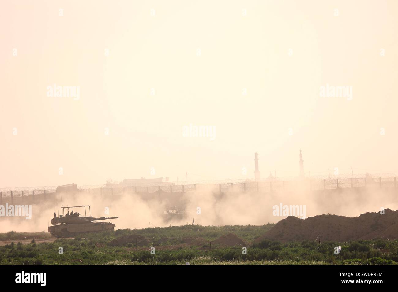 Confine con Israele a Gaza. 22 gennaio 2024. Le truppe israeliane sono viste vicino al confine con la Striscia di Gaza, nel sud di Israele, 21 gennaio 2024. Domenica il primo ministro israeliano Benjamin Netanyahu ha respinto la proposta di un accordo di cessate il fuoco, secondo quanto riferito, avanzato dal Qatar, dagli Stati Uniti e dall'Egitto, mentre l'esercito israeliano ha continuato a sterminare l'enclave palestinese. Crediti: Gil Cohen Magen/Xinhua/Alamy Live News Foto Stock