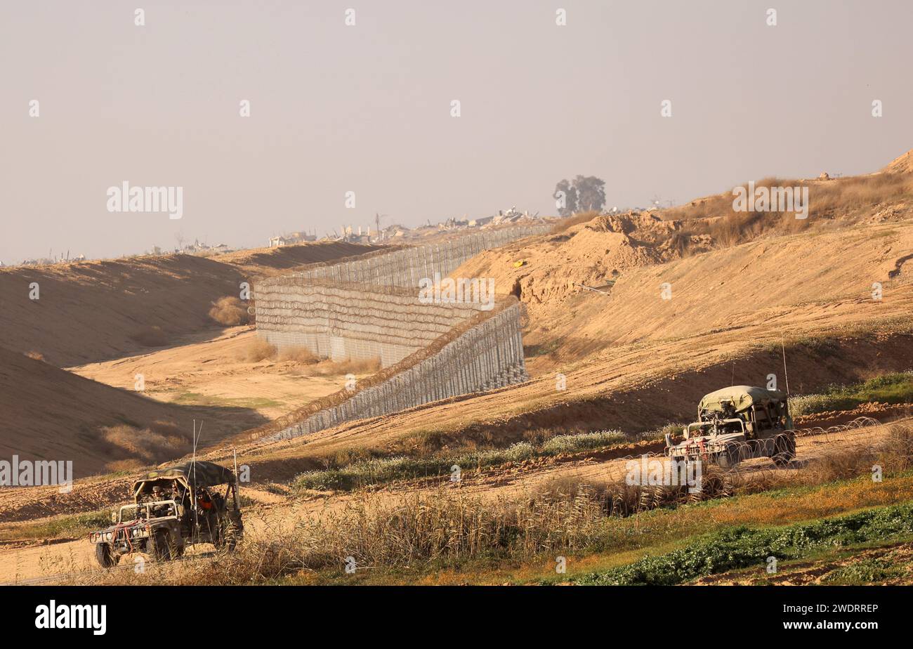 Confine con Israele a Gaza. 22 gennaio 2024. Le truppe israeliane sono viste vicino al confine con la Striscia di Gaza, nel sud di Israele, 21 gennaio 2024. Domenica il primo ministro israeliano Benjamin Netanyahu ha respinto la proposta di un accordo di cessate il fuoco, secondo quanto riferito, avanzato dal Qatar, dagli Stati Uniti e dall'Egitto, mentre l'esercito israeliano ha continuato a sterminare l'enclave palestinese. Crediti: Gil Cohen Magen/Xinhua/Alamy Live News Foto Stock