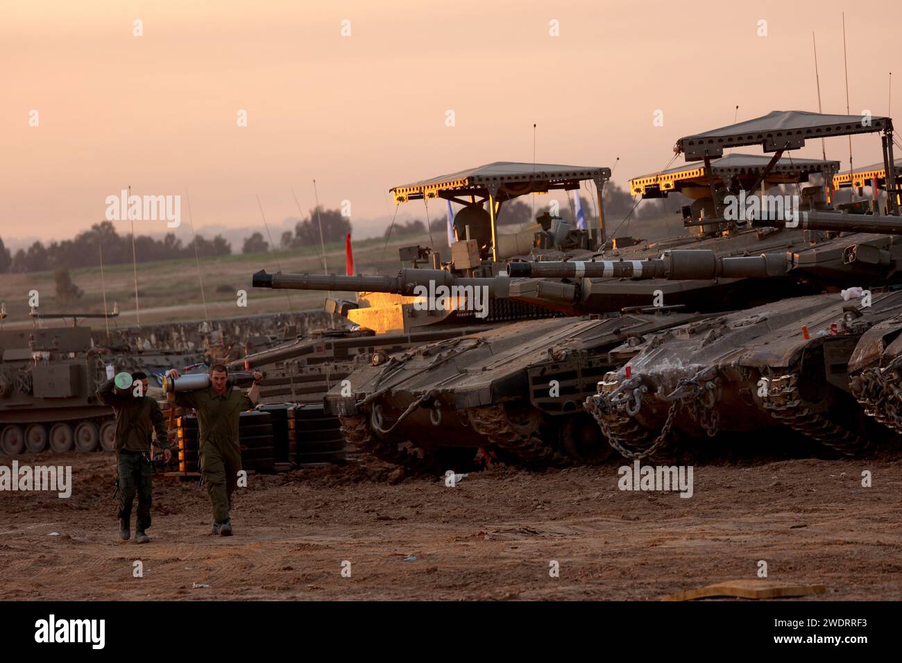 Confine con Israele a Gaza. 22 gennaio 2024. Le truppe israeliane sono viste vicino al confine con la Striscia di Gaza, nel sud di Israele, 21 gennaio 2024. Domenica il primo ministro israeliano Benjamin Netanyahu ha respinto la proposta di un accordo di cessate il fuoco, secondo quanto riferito, avanzato dal Qatar, dagli Stati Uniti e dall'Egitto, mentre l'esercito israeliano ha continuato a sterminare l'enclave palestinese. Crediti: Gil Cohen Magen/Xinhua/Alamy Live News Foto Stock