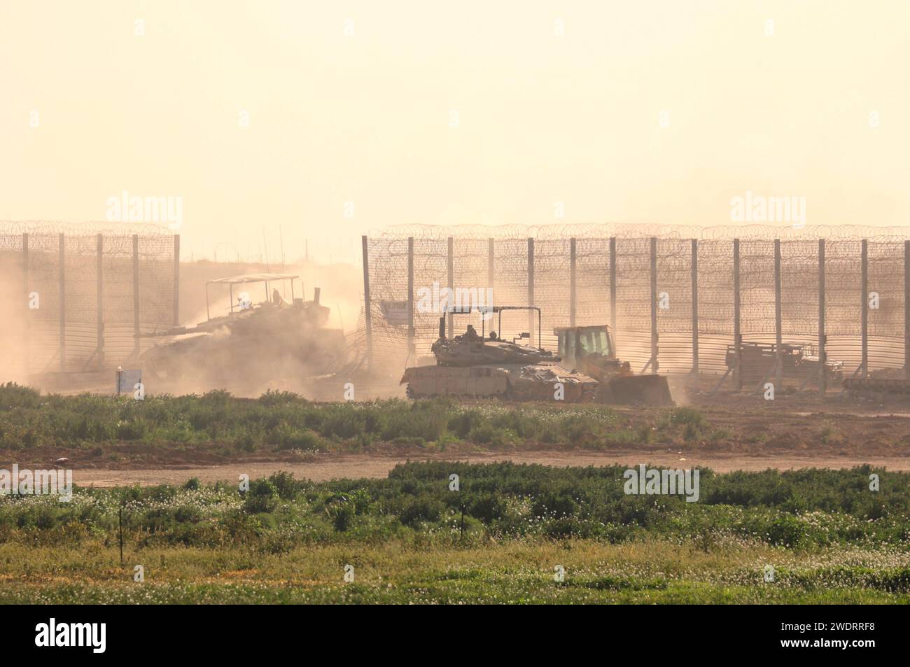 Confine con Israele a Gaza. 22 gennaio 2024. Le truppe israeliane sono viste vicino al confine con la Striscia di Gaza, nel sud di Israele, 21 gennaio 2024. Domenica il primo ministro israeliano Benjamin Netanyahu ha respinto la proposta di un accordo di cessate il fuoco, secondo quanto riferito, avanzato dal Qatar, dagli Stati Uniti e dall'Egitto, mentre l'esercito israeliano ha continuato a sterminare l'enclave palestinese. Crediti: Gil Cohen Magen/Xinhua/Alamy Live News Foto Stock