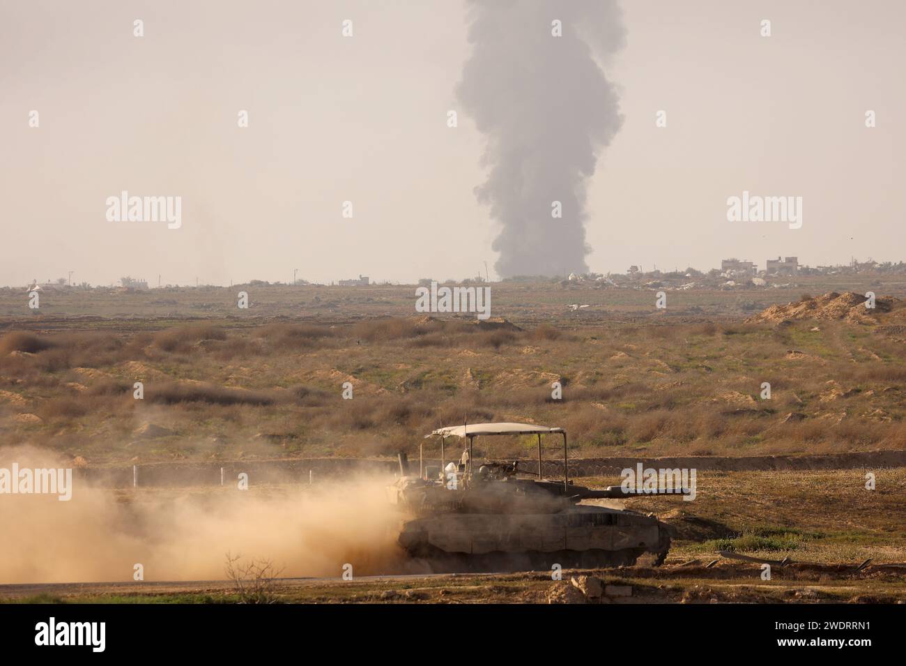 Confine con Israele a Gaza. 22 gennaio 2024. Le truppe israeliane sono viste vicino al confine con la Striscia di Gaza, nel sud di Israele, 21 gennaio 2024. Domenica il primo ministro israeliano Benjamin Netanyahu ha respinto la proposta di un accordo di cessate il fuoco, secondo quanto riferito, avanzato dal Qatar, dagli Stati Uniti e dall'Egitto, mentre l'esercito israeliano ha continuato a sterminare l'enclave palestinese. Crediti: Gil Cohen Magen/Xinhua/Alamy Live News Foto Stock