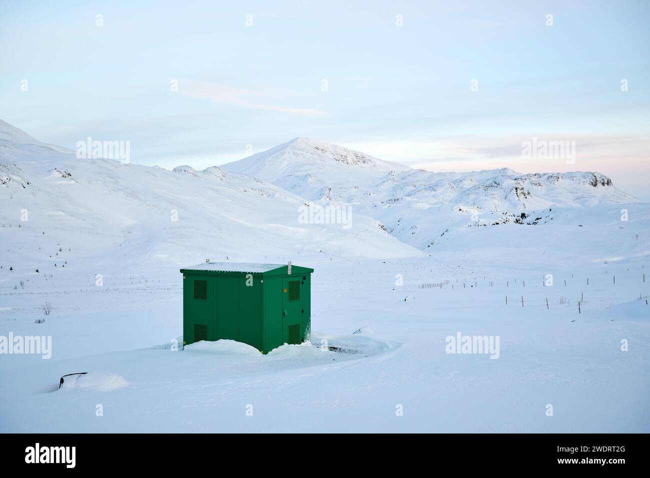 Capannone in metallo a prova di neve sulle montagne innevate in inverno Foto Stock