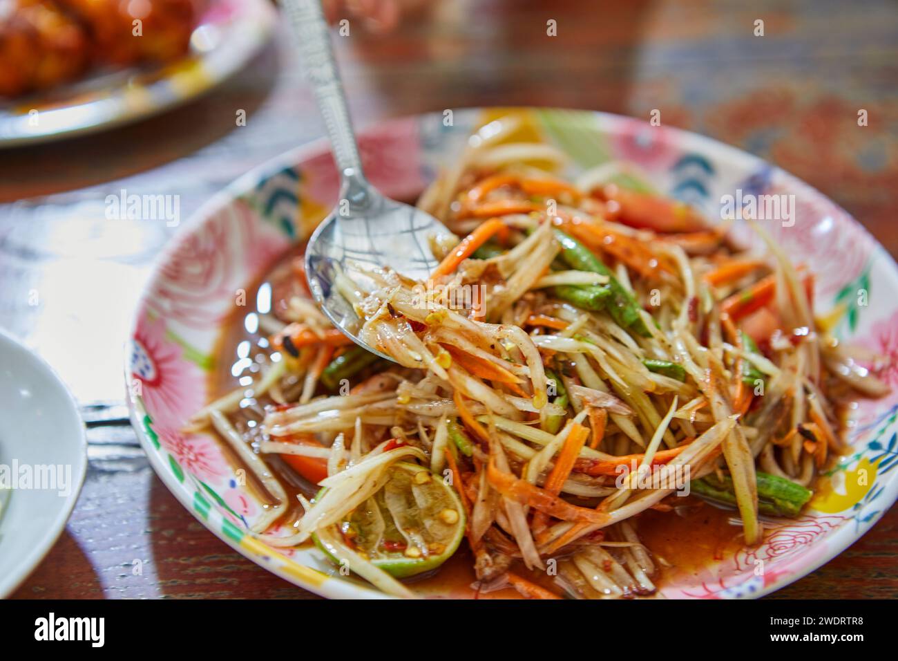 Primo piano dell'insalata piccante di papaya su piatto Foto Stock