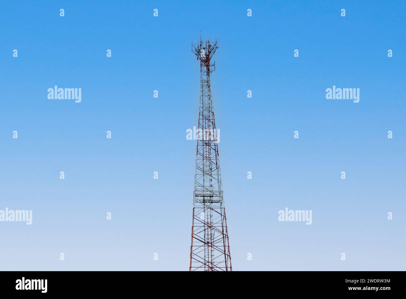 La torretta di segnalazione Internet o la torretta di segnalazione del telefono cellulare è isolata su sfondo blu. Comunicazione globale e connessione alla rete Internet co Foto Stock