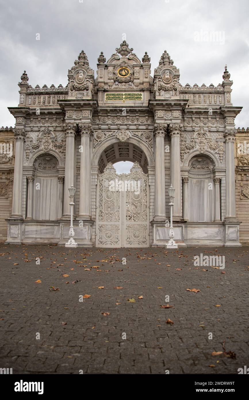 Cancello bianco del Palazzo Dolmabahe, a Istanbul, Turchia Foto Stock