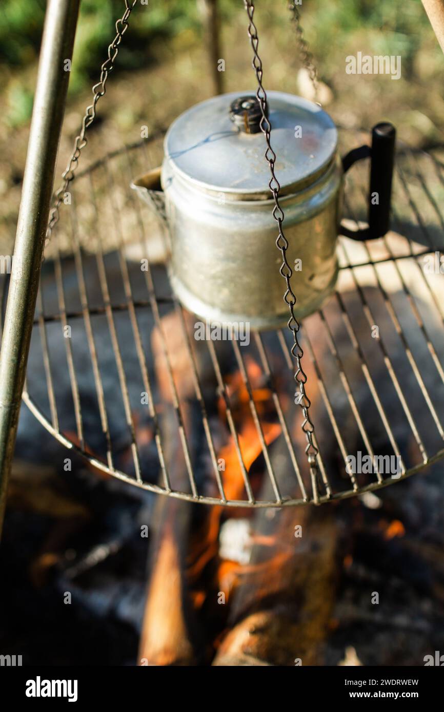 Treppiede da campeggio per cucinare sul fuoco Foto Stock