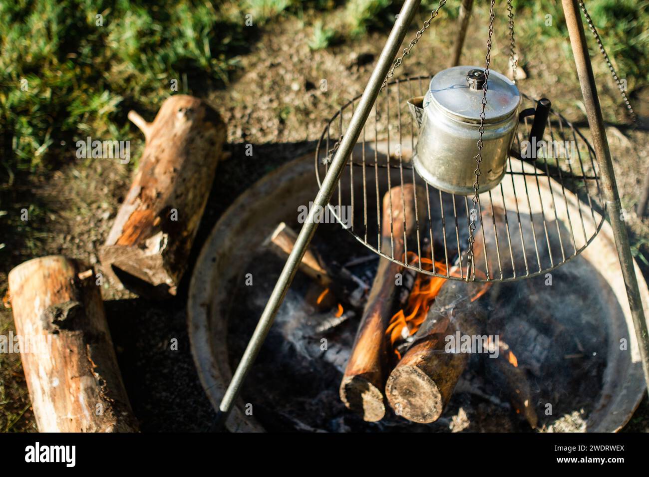 Preparazione del caffè al mattino durante il campeggio Foto Stock