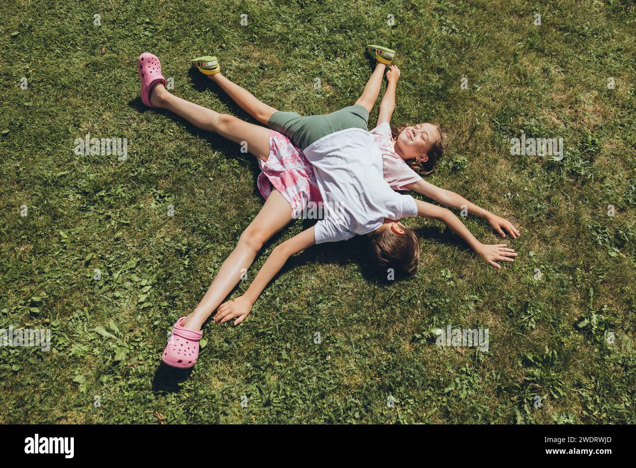 Bambini sdraiati sul prato Foto Stock