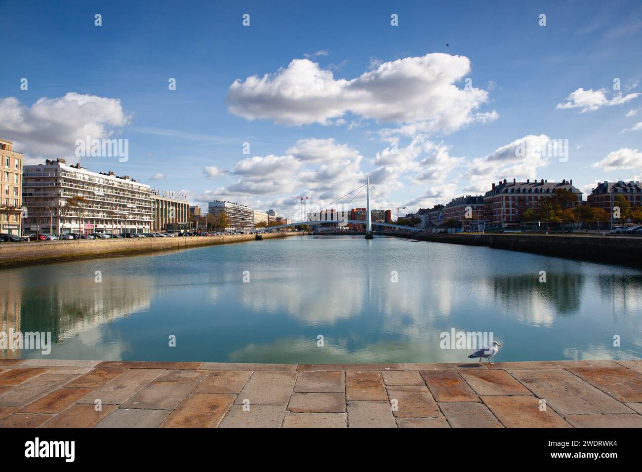 Il centro città di le Havre con il ponte pedonale attraverso Commerce Foto Stock