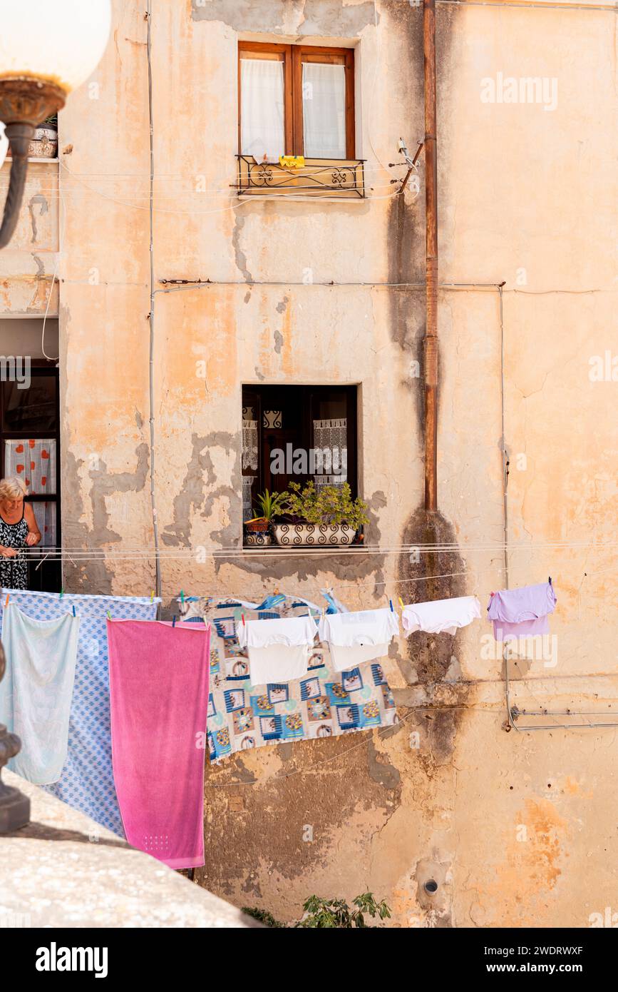 Foto scattata nella città di Cagliari, in Italia, che mostra monumenti e immagini del centro storico della città Foto Stock