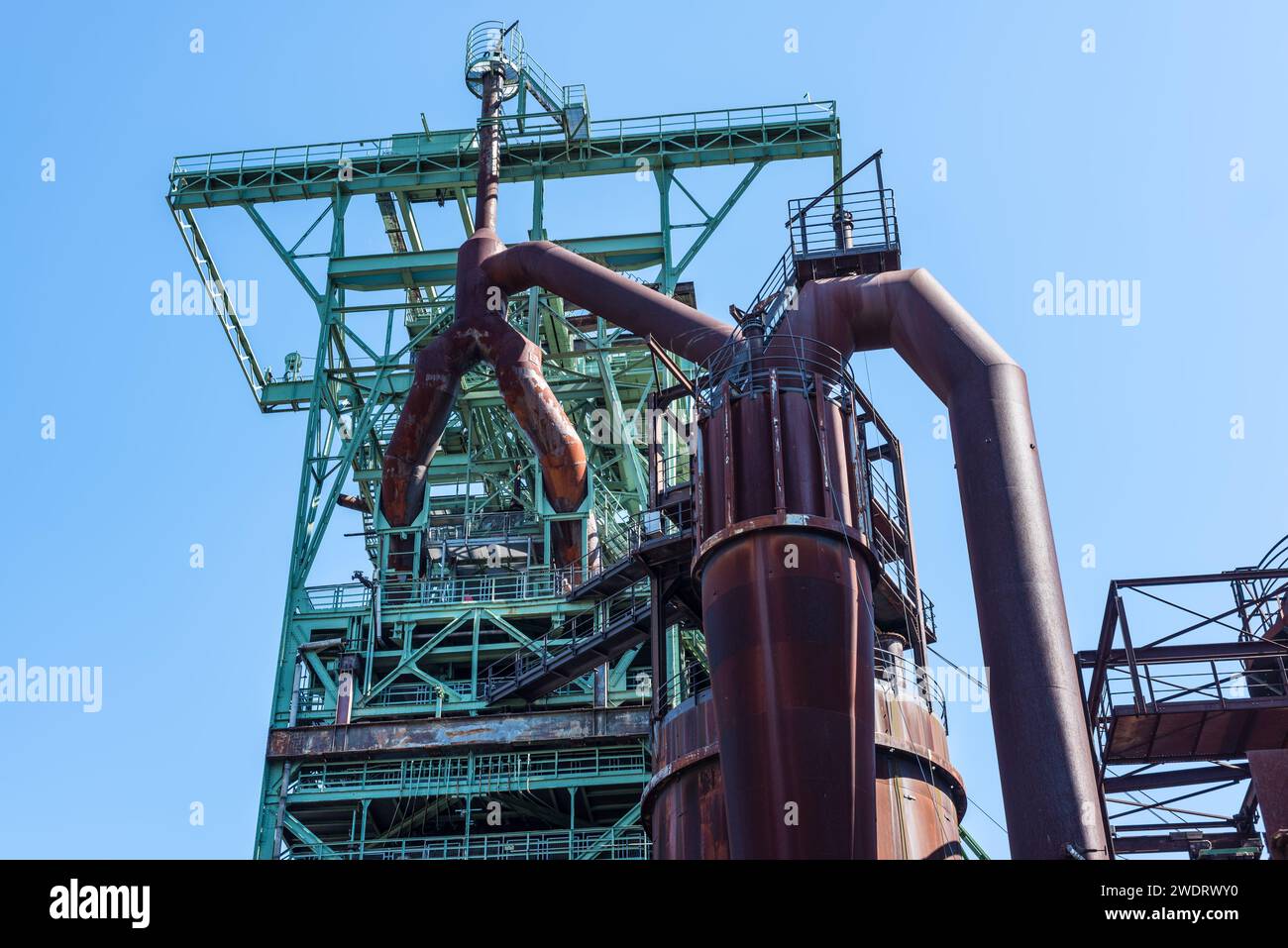 Vecchi impianti industriali e un altoforno, acciaierie Henrichshuette in disuso, ora museo degli Ironworks, Hattingen, Foto Stock